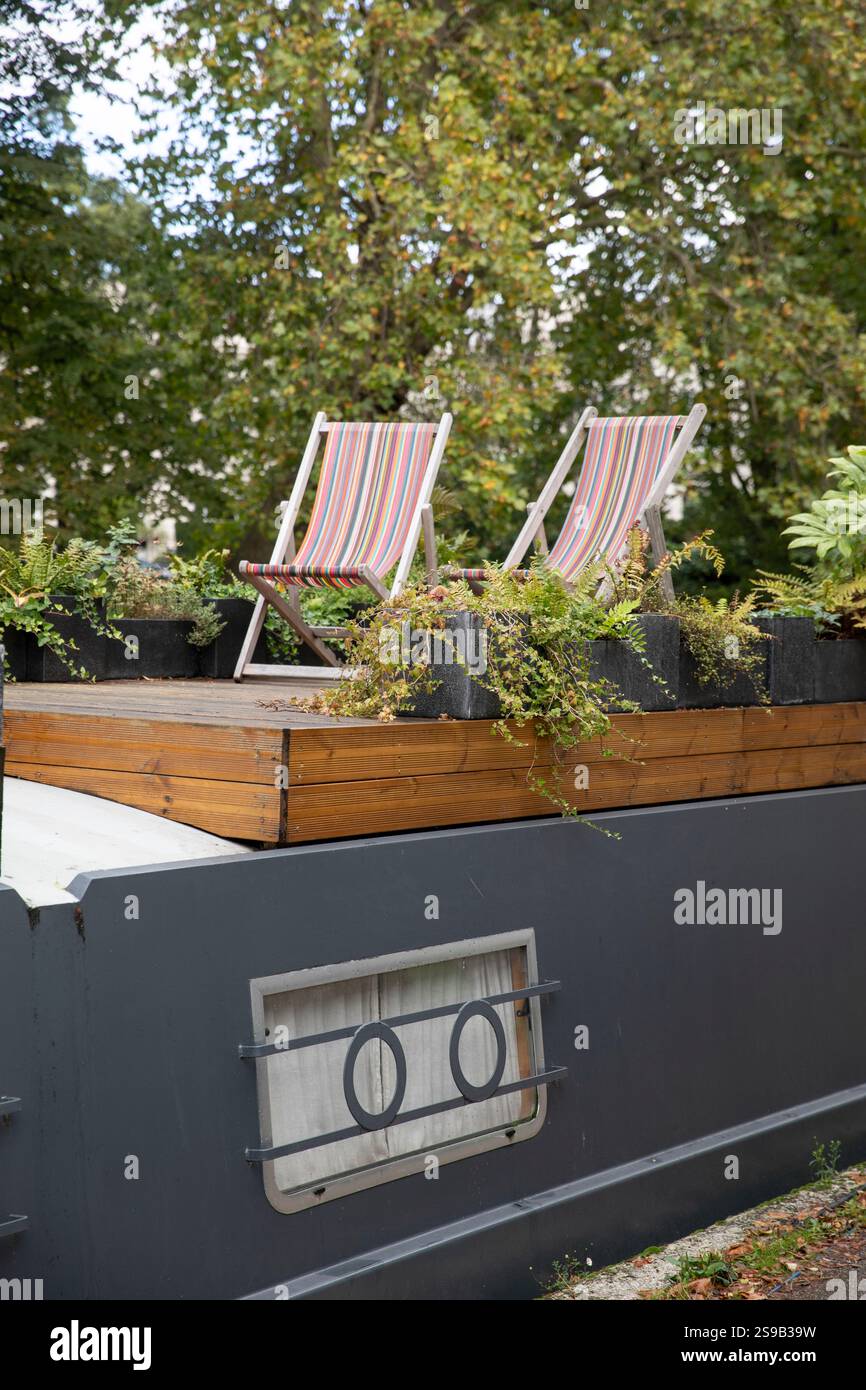 Ein wunderschöner Lastkahn in einem West London Kanal am 26. September 2024. Foto: Sam Mellish Stockfoto