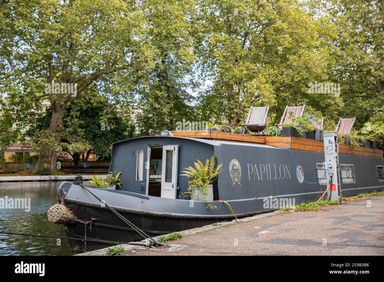 Ein wunderschöner Lastkahn in einem West London Kanal am 26. September 2024. Foto: Sam Mellish Stockfoto