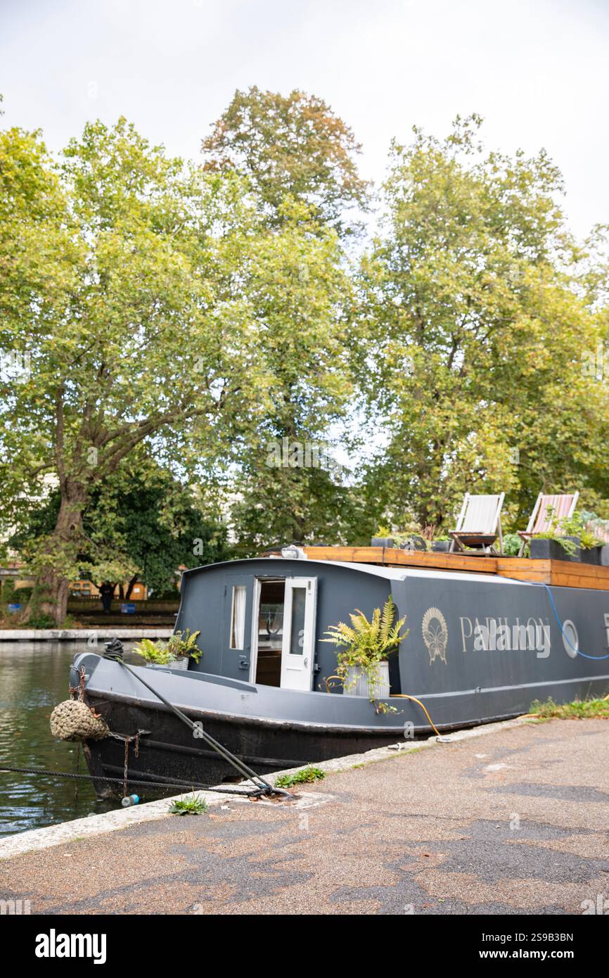 Ein wunderschöner Lastkahn in einem West London Kanal am 26. September 2024. Foto: Sam Mellish Stockfoto