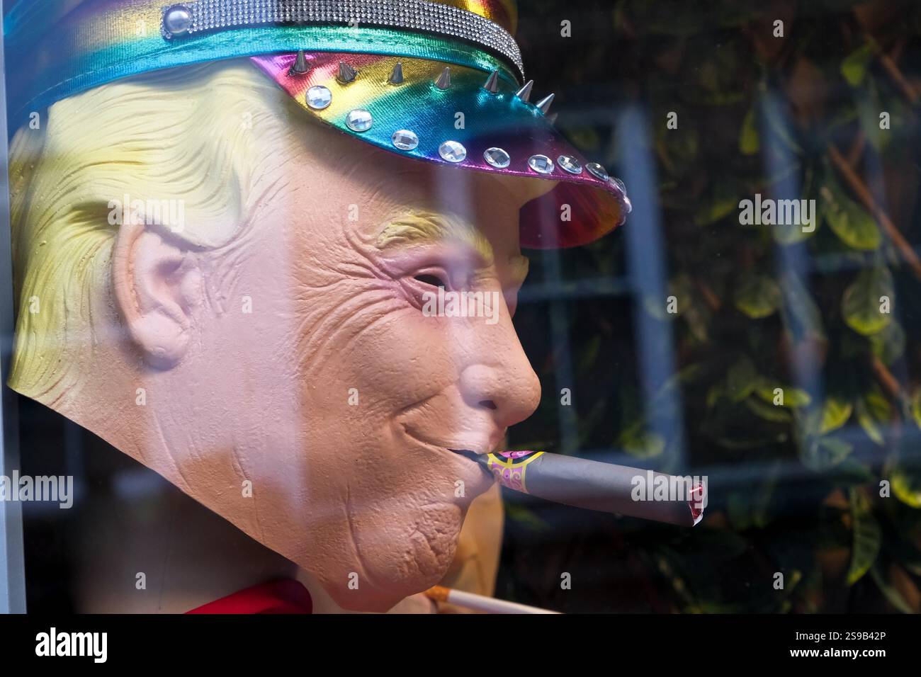 Soho, London, Großbritannien. Januar 2025. Masken von Präsident Donald Trump in einem schicken Kleiderladen in Soho, London. Quelle: matthew Chattle/Alamy Live News Stockfoto