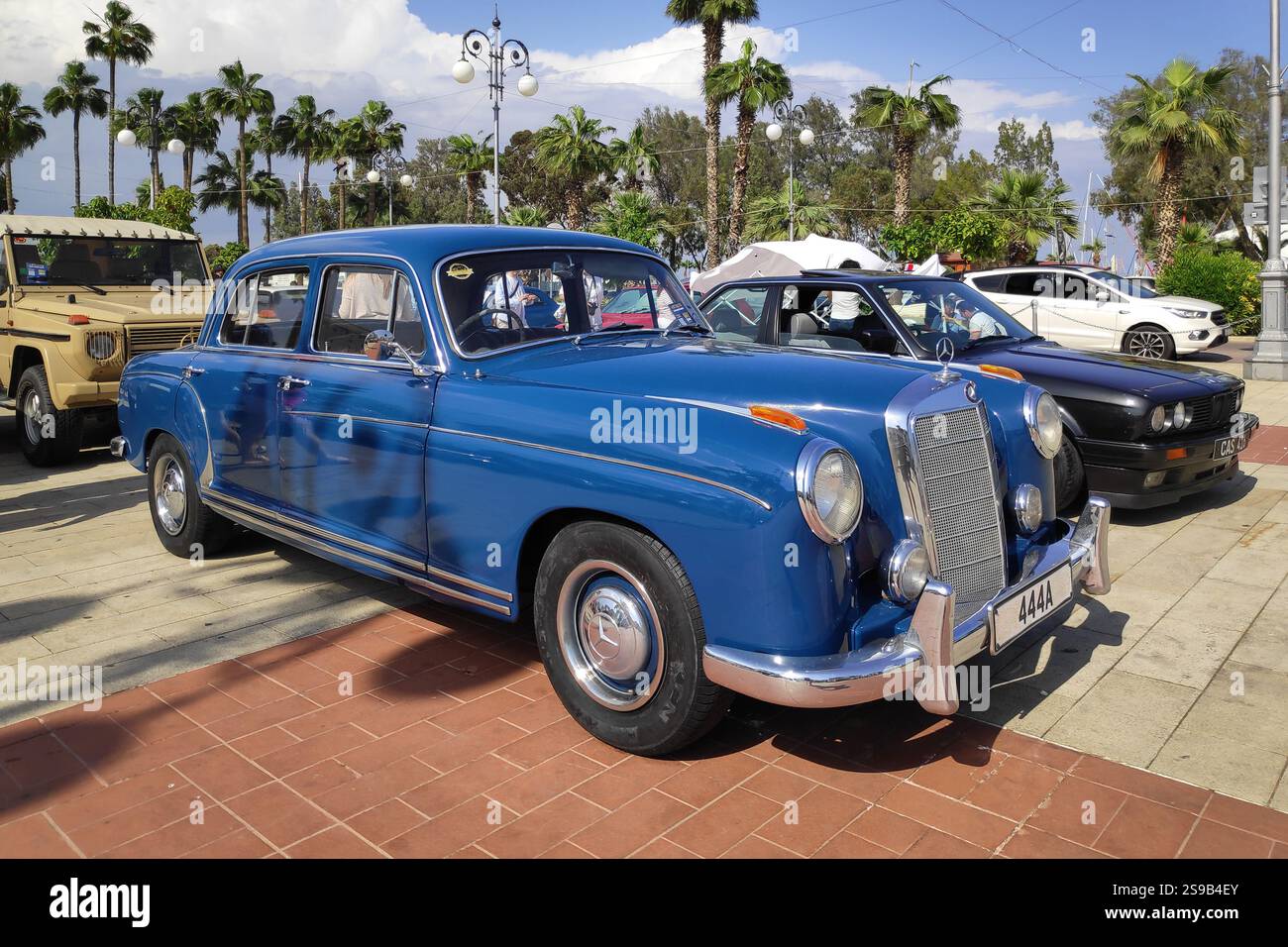 Larnaca, Zypern – 12. Mai 2024: Blauer Mercedes-Benz 220 S (W180). Stockfoto