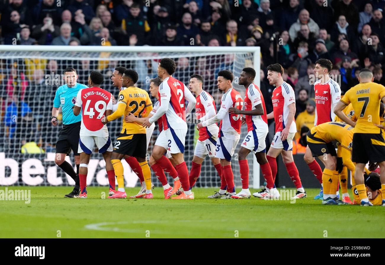 Arsenals Myles Lewis-Skelly reagiert darauf, nachdem ihm der Schiedsrichter Michael Oliver während des Premier League-Spiels im Molineux Stadium in Wolverhampton eine rote Karte gezeigt hat. Bilddatum: Samstag, 25. Januar 2025. Stockfoto