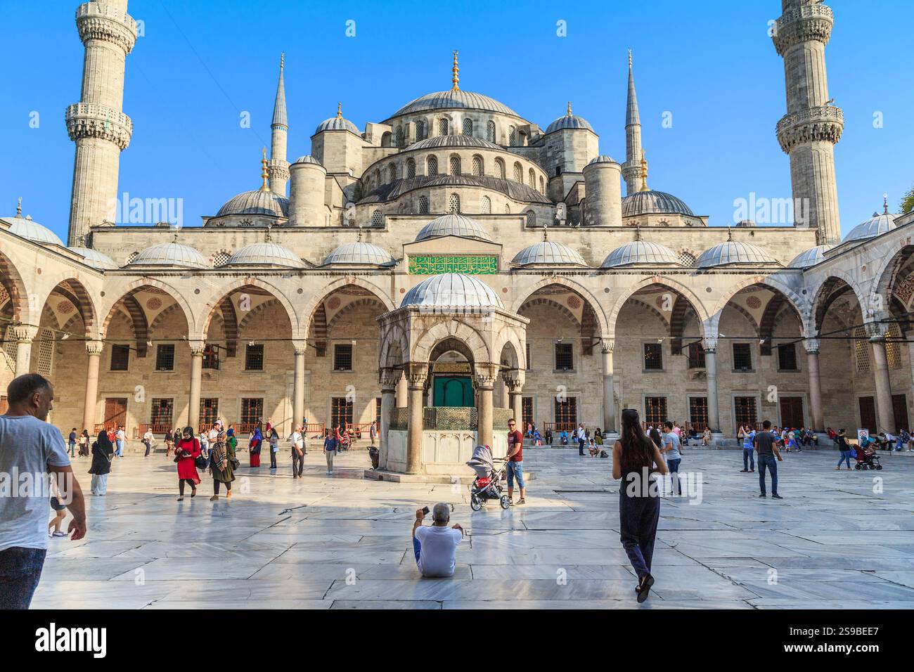 ISTANBUL, TÜRKEI - 11. SEPTEMBER 2017: Dies ist der Innenhof der Blauen Moschee (Sultanahmet-Moschee). Stockfoto