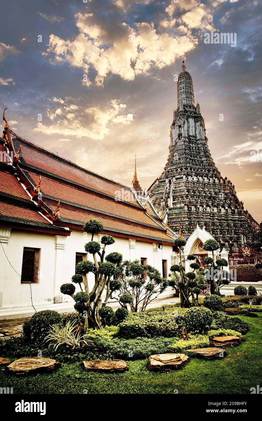 Wat Arun, auch bekannt als Tempel der Dämmerung, steht majestätisch am Ufer des Chao Phraya Flusses in Bangkok, Thailand. Stockfoto