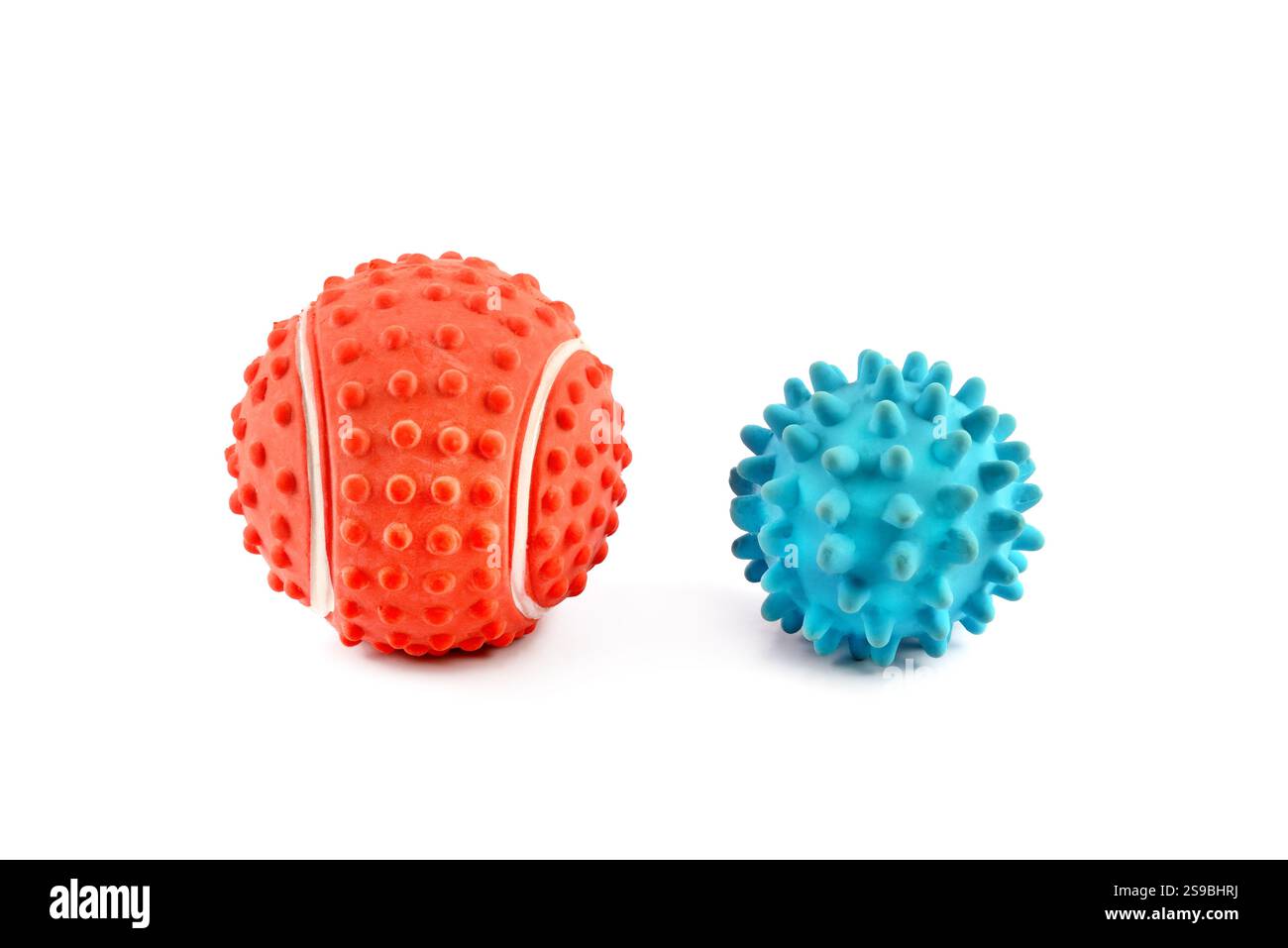 Kugeln Spielzeug für Hund und Katze auf weißem Hintergrund. Stockfoto