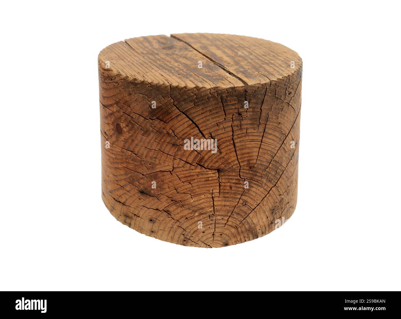 Alter Vintage Holzhutblock aus gerissenem Holz mit ausgeprägter Textur auf weißem Hintergrund Stockfoto