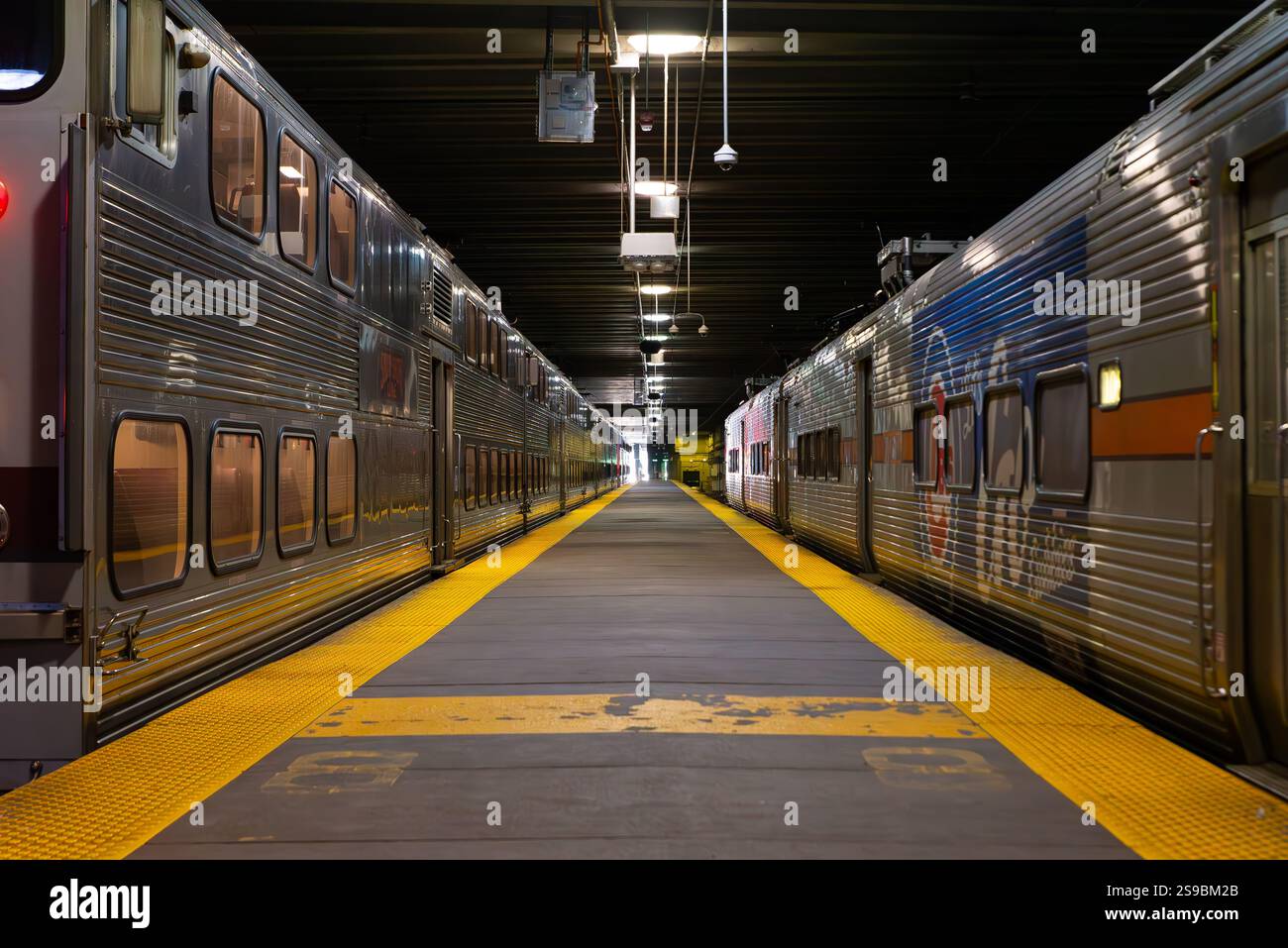 Chicago, Illinois - Vereinigte Staaten - 13. Januar 2025: Bahnsteig an der South Shore Line Station in der Innenstadt von Chicago, Illinois, USA. Stockfoto