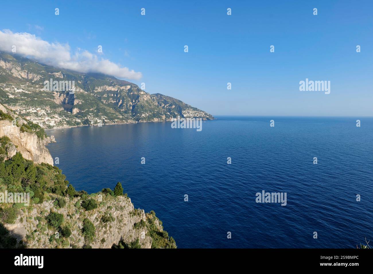 Die Landschaft der Amalfiküste aus der Stadt Positano in Italien. Stockfoto