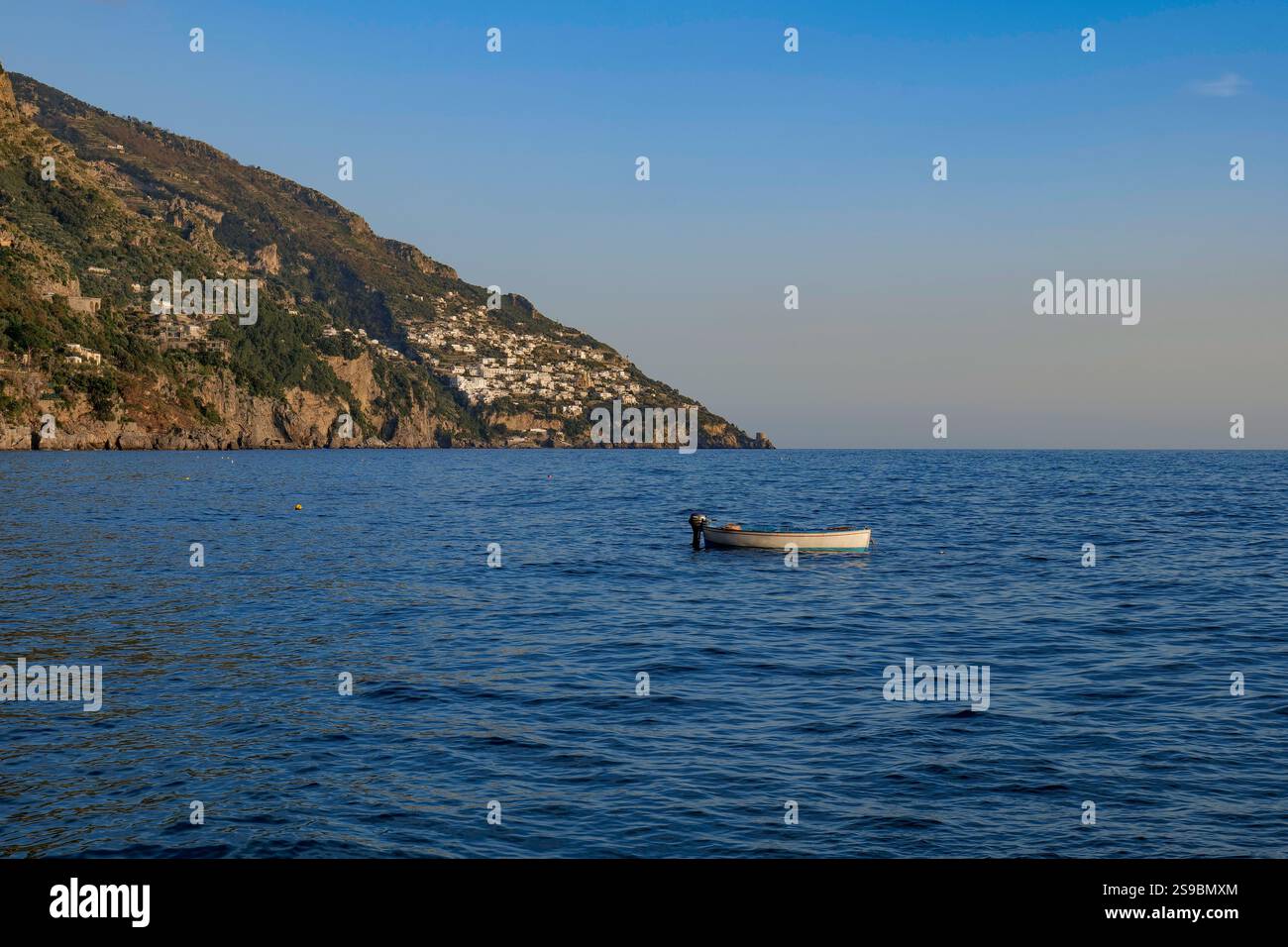 Die Landschaft der Amalfiküste aus der Stadt Positano in Italien. Stockfoto