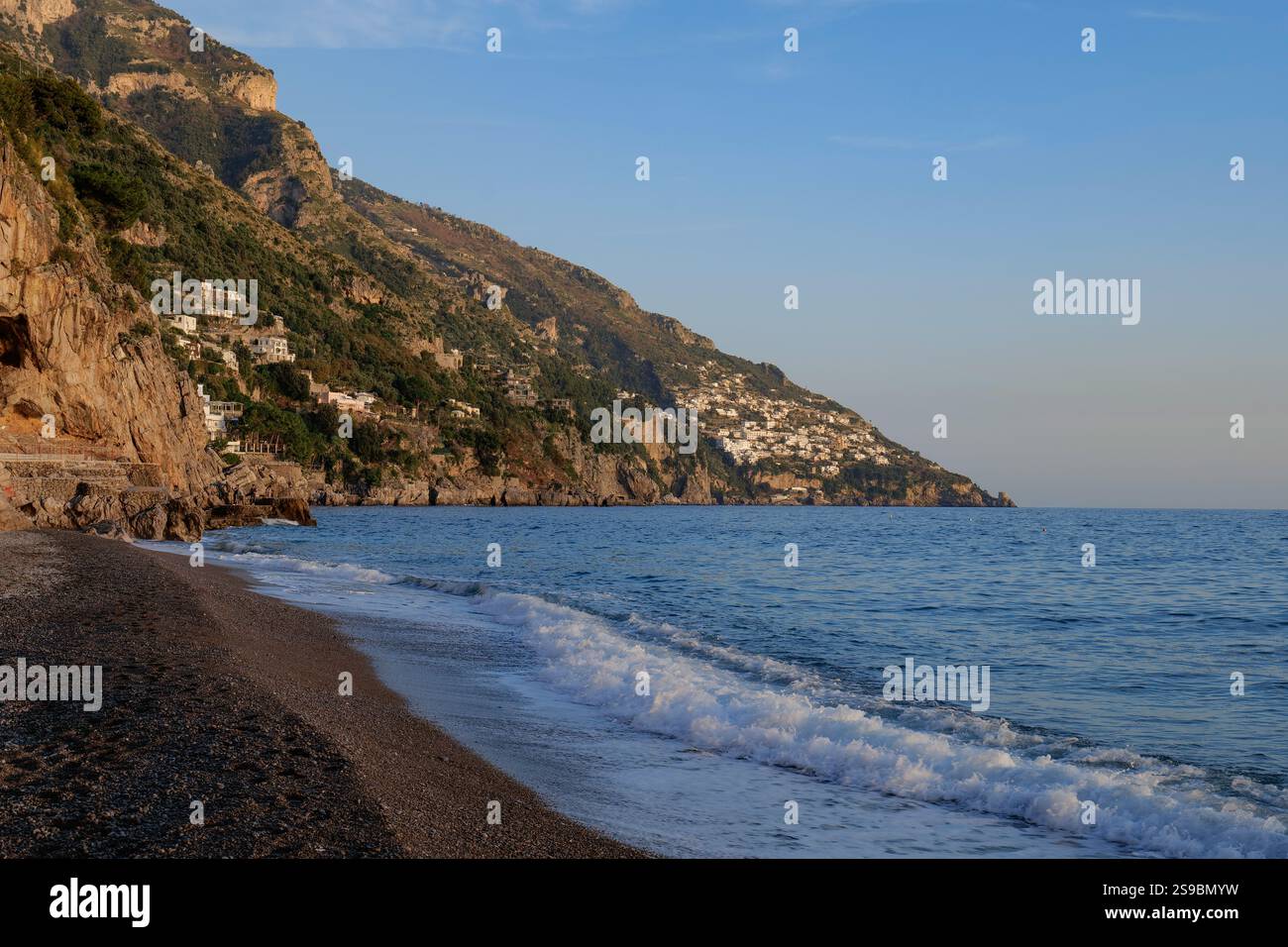 Die Landschaft der Amalfiküste aus der Stadt Positano in Italien. Stockfoto