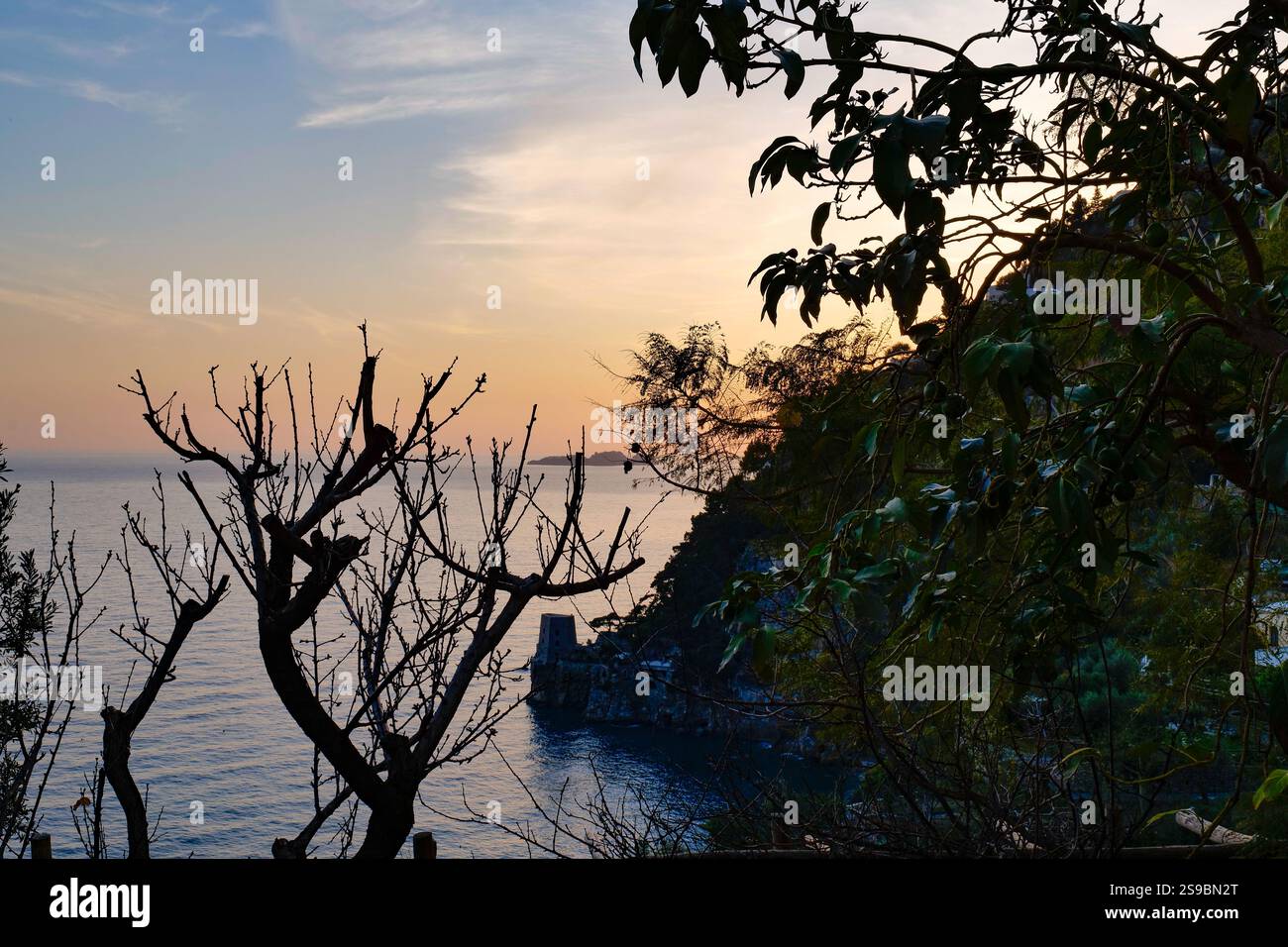 Die Landschaft der Amalfiküste aus der Stadt Positano in Italien. Stockfoto