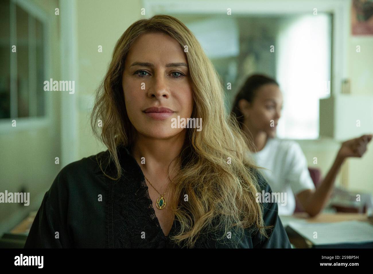 Emilia Pérez (2024) von Jacques Audiard mit Karla Sofía Gascón als Emilia Pérez. Ein Musikdrama, das einem mexikanischen Kartellführer folgt, der einen Anwalt anheuert, um ihren Tod vorzutäuschen, damit sie authentisch wie ihr wahres selbst leben kann. Werbefoto ***NUR REDAKTIONELLE VERWENDUNG***. Kredit: BFA/Netflix Stockfoto