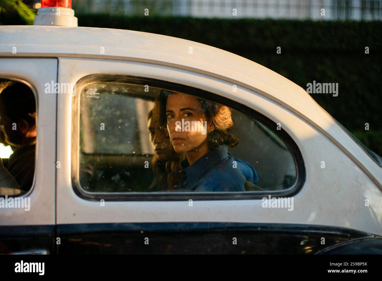 I'm still Here (2025) von Walter Salles mit Fernanda Torres, Fernanda Montenegro und Selton Mello. Eine Mutter erfindet sich neu, als das Leben ihrer Familie durch willkürliche Gewalt während der brasilianischen Militärdiktatur 1971 zerstört wird. Werbung NUR REDAKTIONELLE VERWENDUNG. Quelle: BFA/Sony Pictures Classics Stockfoto