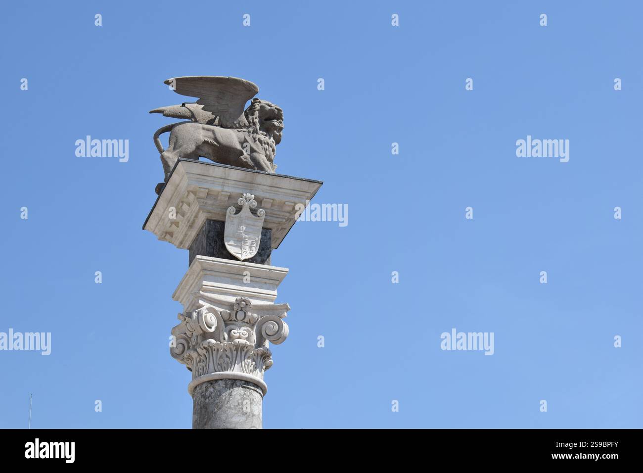 UDINE, ITALIEN - 14. JULI 2024: Historische Säule mit der Statue des geflügelten Löwen des Heiligen Markus oder des venezianischen Löwen auf der Piazza della Liberta Stockfoto