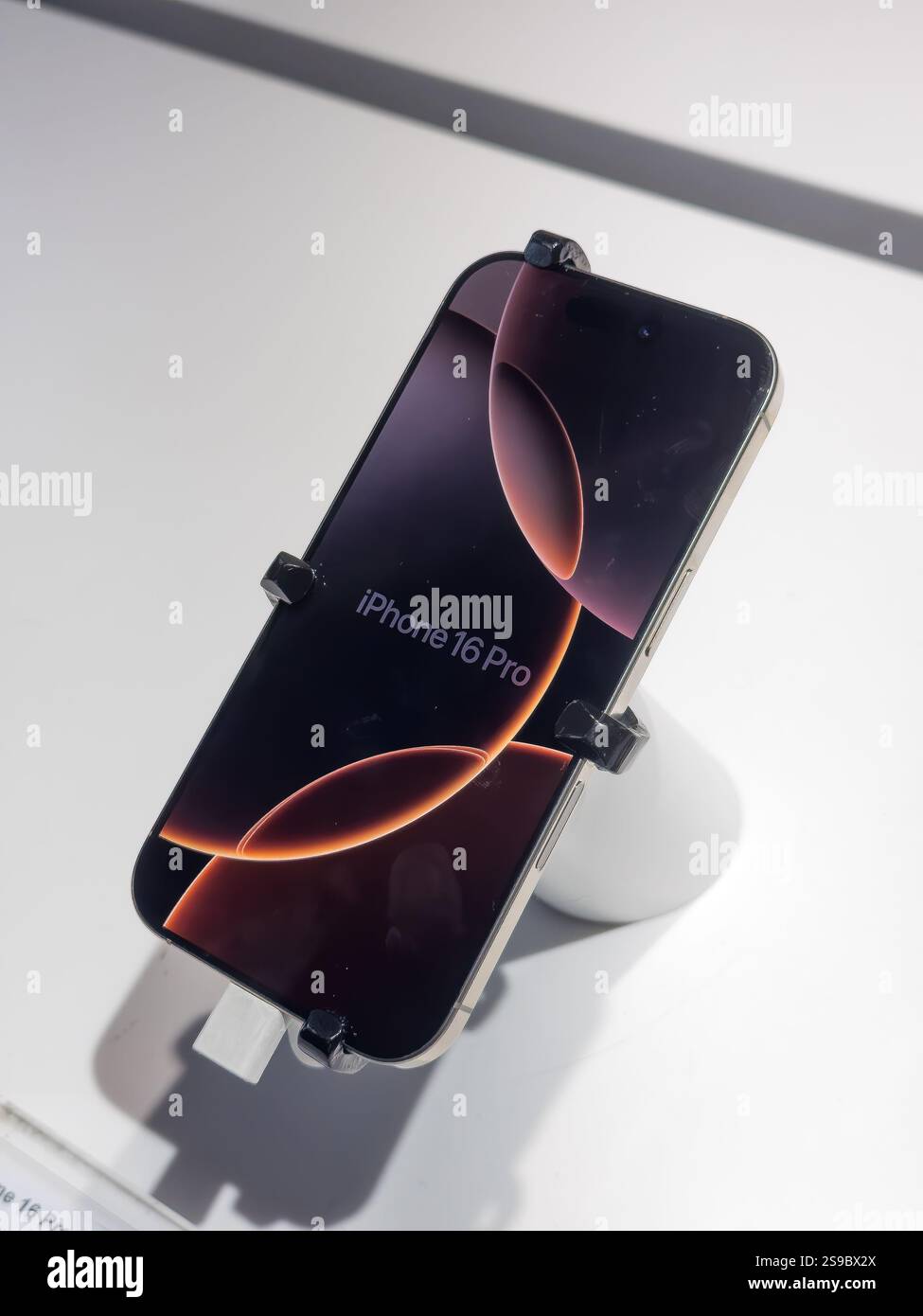 Das neue Smartphone-Modell überzeugt durch schlankes Design und moderne Technologie Stockfoto