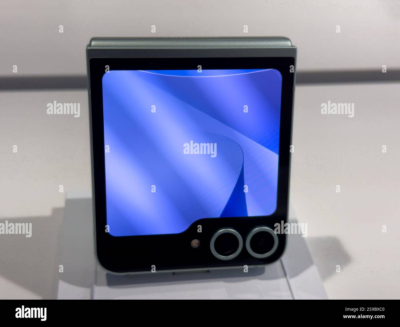 Innovatives Gadget mit atemberaubendem Display in modernem Ausstellungsraum Stockfoto