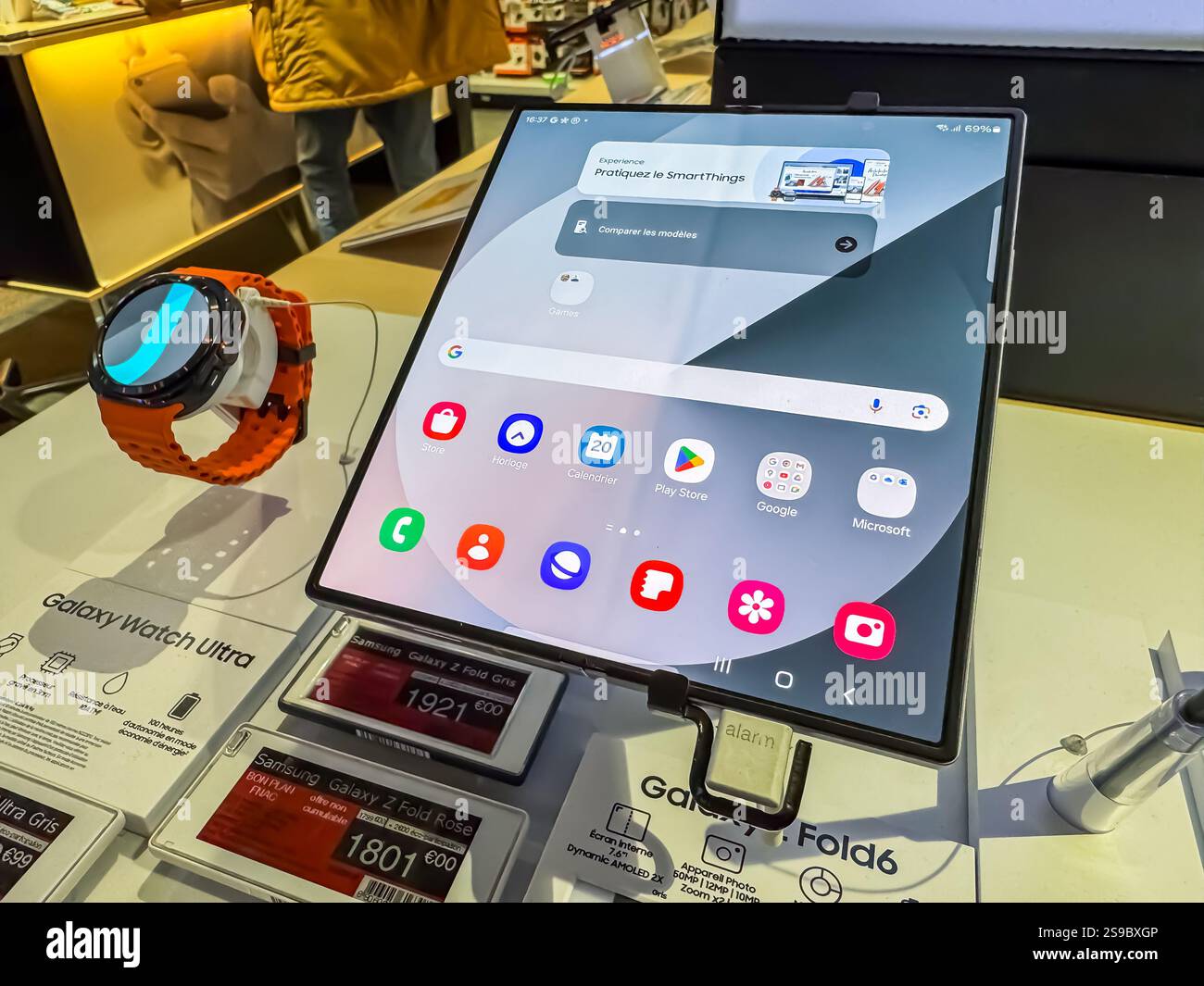 Das innovative Technologiedisplay zeigt klappbare Geräte- und Smartwatch-Funktionen Stockfoto