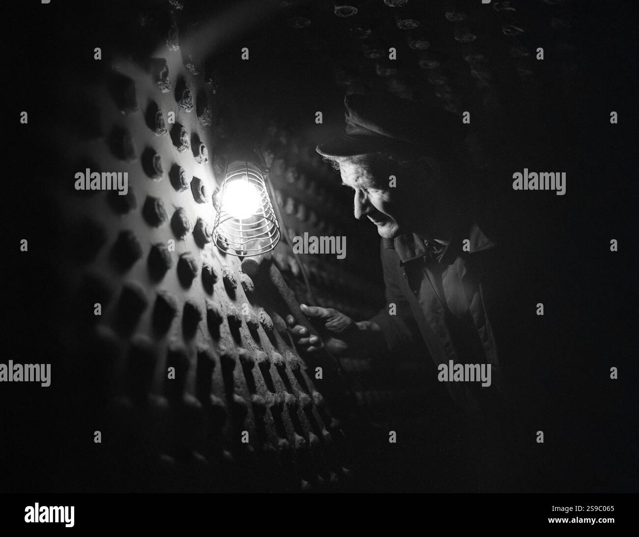 British Railways Arbeiter Inspektion innerhalb der Lokomotive Dampfkessel in Wolverhampton im Jahre 1967 Stockfoto