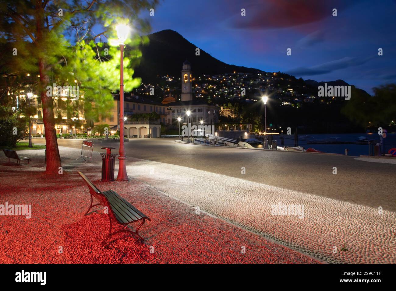 CERNOBBIO, ITALIEN - Mai 12, 2019: Die kleine Stadt am Comer See in der Abenddämmerung. Stockfoto