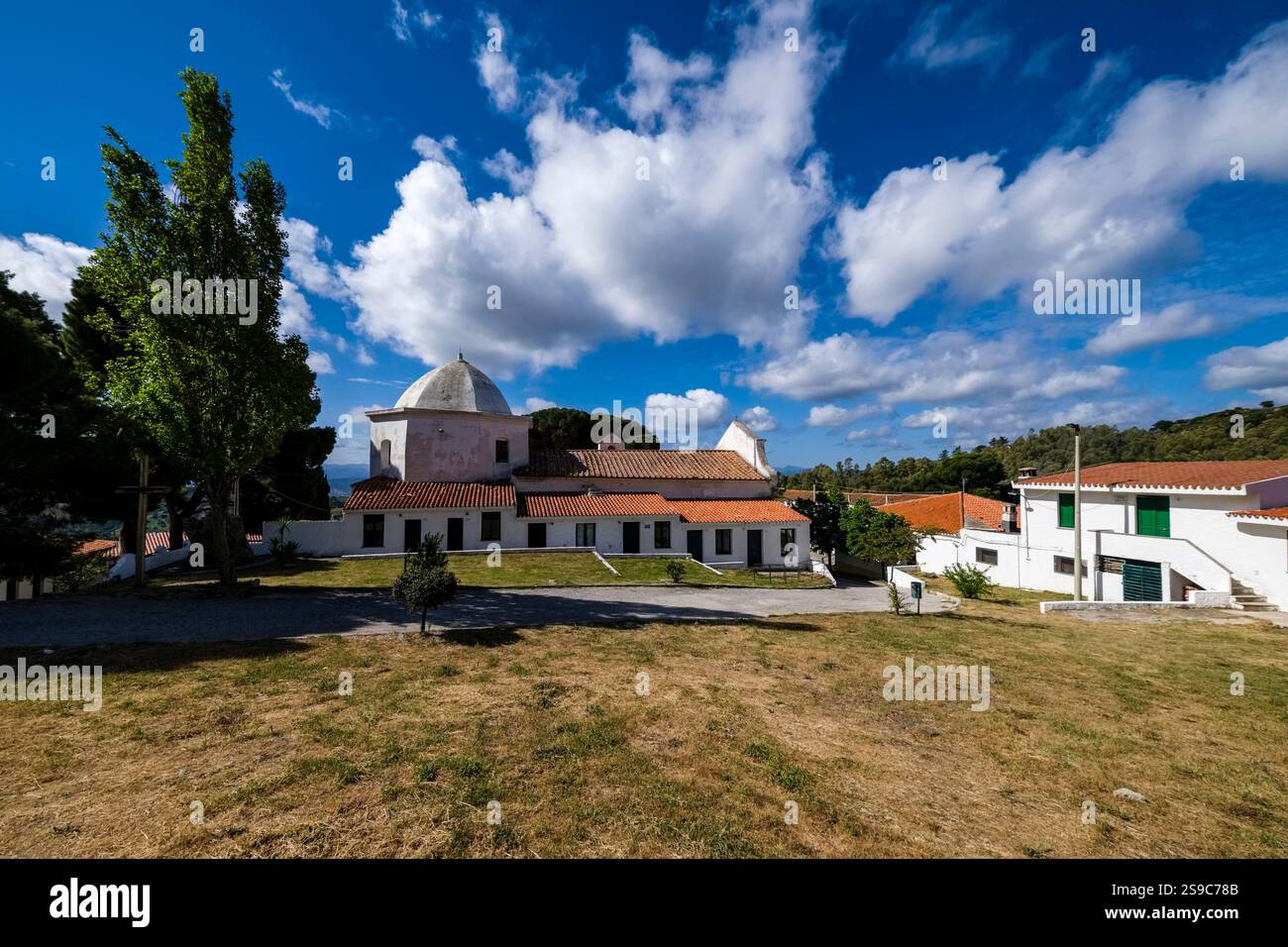 Kirche und Gebäude des Santuario di San Francesco di Lula, ein Wallfahrtsort am Hang eines Hügels. Stockfoto