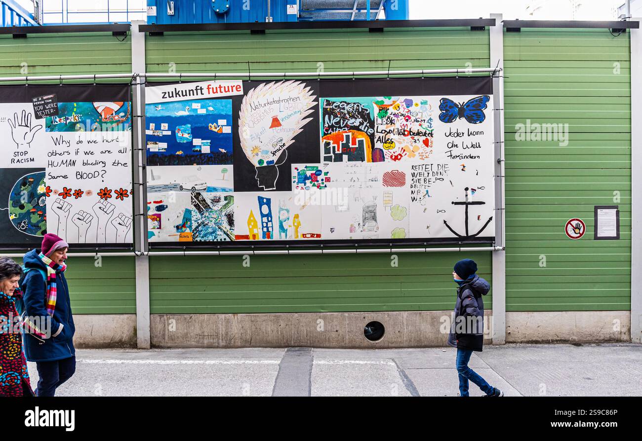 München, 5. April 2023: Schülerinnen und Schüler verschiedener Oberschulen in München haben Zeichnungen erstellt, um zu zeigen, wie sie sich die Gesellschaft der Zukunft vorstellen. (Ph Stockfoto