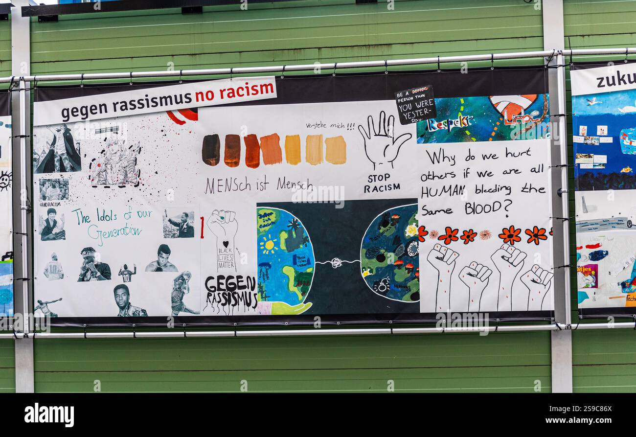 München, 5. April 2023: Schülerinnen und Schüler verschiedener Oberschulen in München haben Zeichnungen erstellt, um zu zeigen, wie sie sich die Gesellschaft der Zukunft vorstellen. (Ph Stockfoto