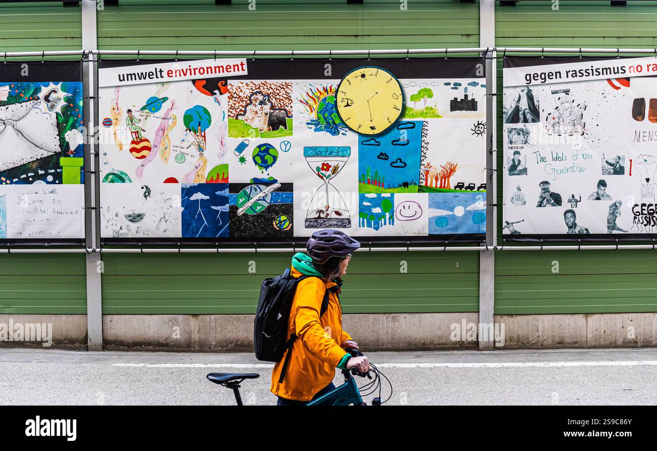 München, 5. April 2023: Schülerinnen und Schüler verschiedener Oberschulen in München haben Zeichnungen erstellt, um zu zeigen, wie sie sich die Gesellschaft der Zukunft vorstellen. (Ph Stockfoto