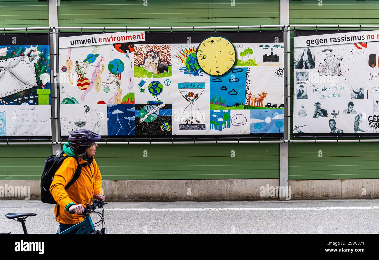 München, 5. April 2023: Schülerinnen und Schüler verschiedener Oberschulen in München haben Zeichnungen erstellt, um zu zeigen, wie sie sich die Gesellschaft der Zukunft vorstellen. (Ph Stockfoto