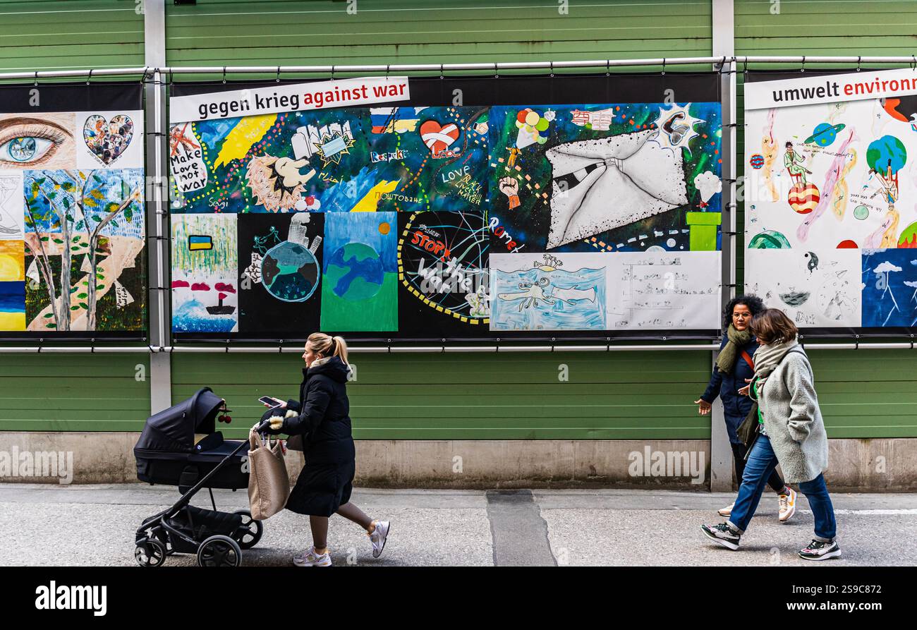 München, 5. April 2023: Schülerinnen und Schüler verschiedener Oberschulen in München haben Zeichnungen erstellt, um zu zeigen, wie sie sich die Gesellschaft der Zukunft vorstellen. (Ph Stockfoto