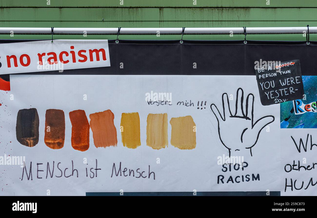 München, 5. April 2023: Schülerinnen und Schüler verschiedener Oberschulen in München haben Zeichnungen erstellt, um zu zeigen, wie sie sich die Gesellschaft der Zukunft vorstellen. (Ph Stockfoto