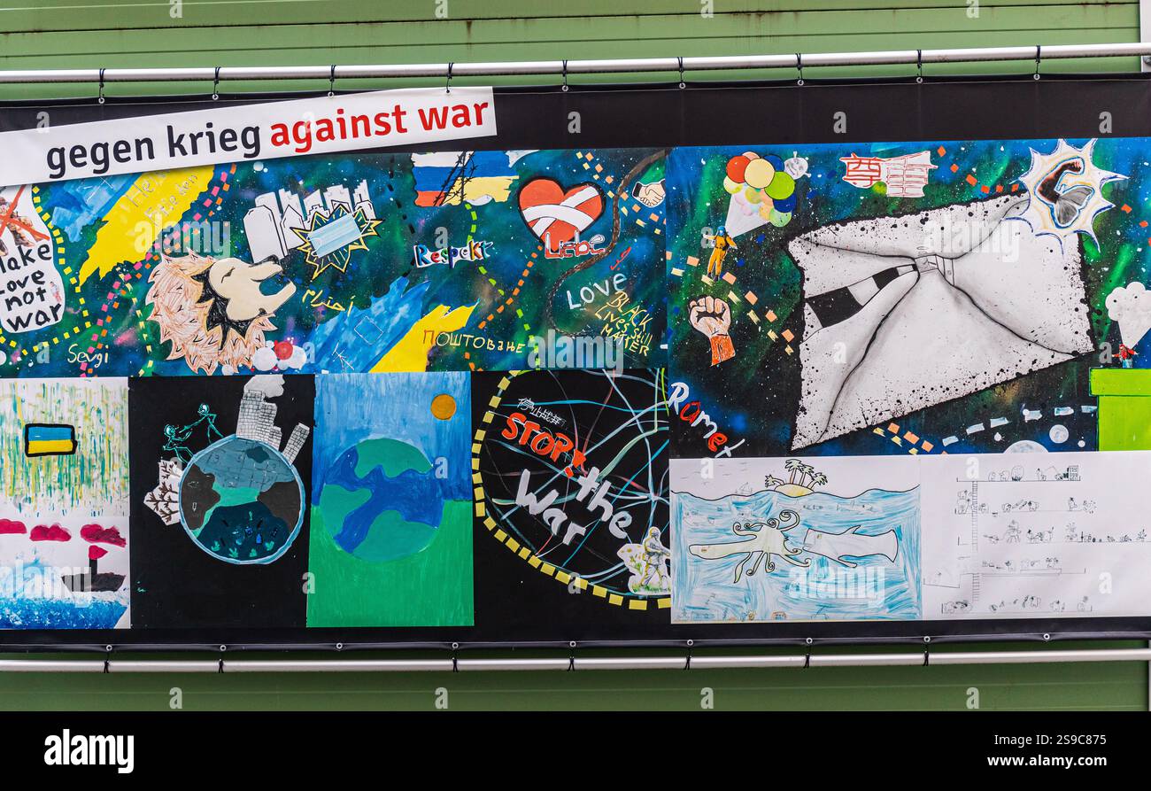 München, 5. April 2023: Schülerinnen und Schüler verschiedener Oberschulen in München haben Zeichnungen erstellt, um zu zeigen, wie sie sich die Gesellschaft der Zukunft vorstellen. (Ph Stockfoto