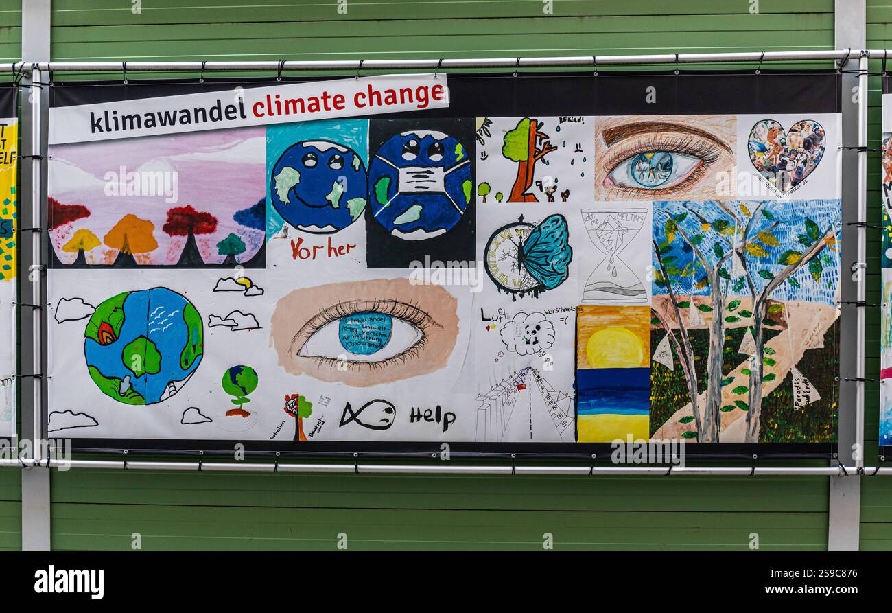 München, 5. April 2023: Schülerinnen und Schüler verschiedener Oberschulen in München haben Zeichnungen erstellt, um zu zeigen, wie sie sich die Gesellschaft der Zukunft vorstellen. (Ph Stockfoto