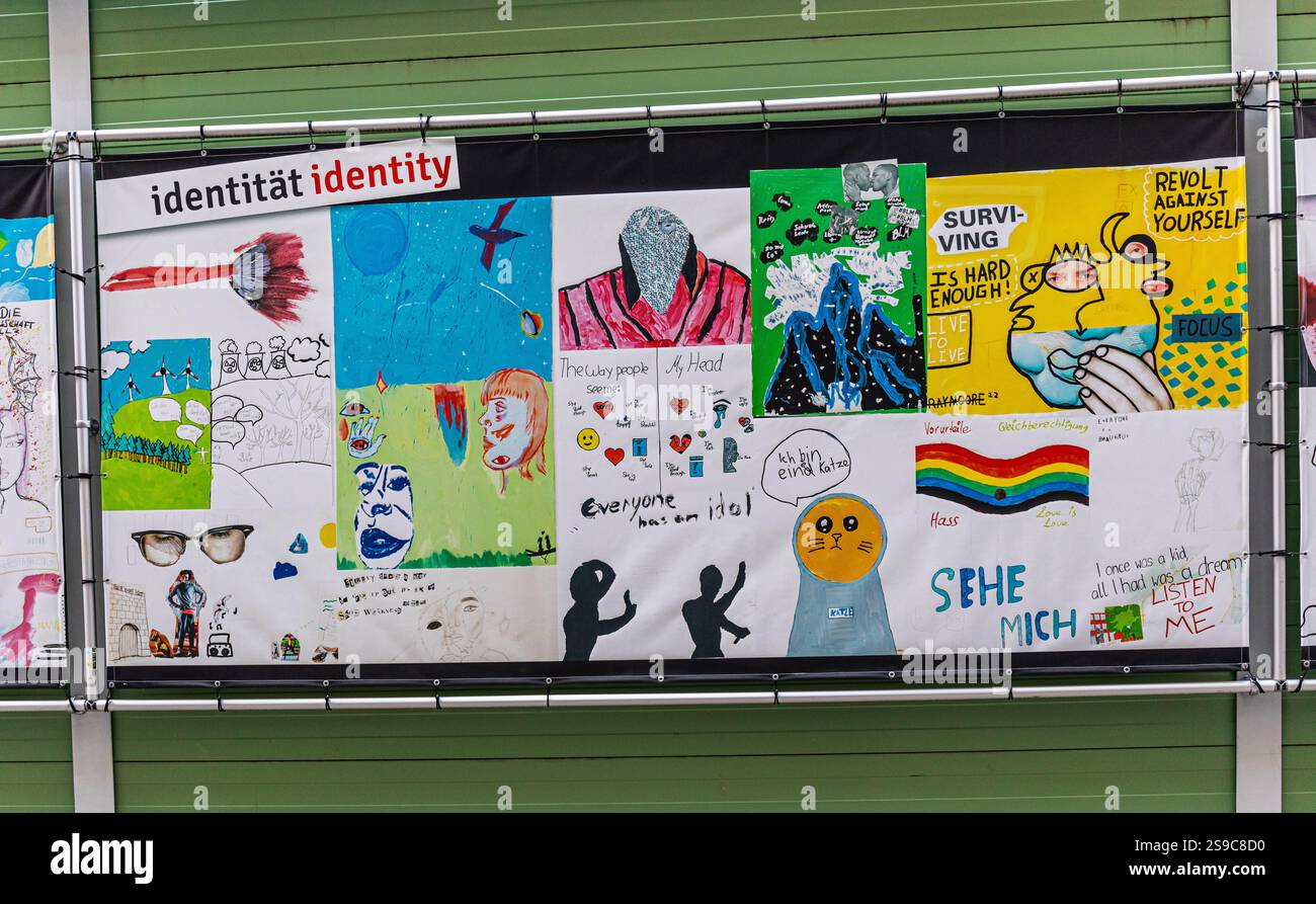 München, 5. April 2023: Schülerinnen und Schüler verschiedener Oberschulen in München haben Zeichnungen erstellt, um zu zeigen, wie sie sich die Gesellschaft der Zukunft vorstellen. (Ph Stockfoto