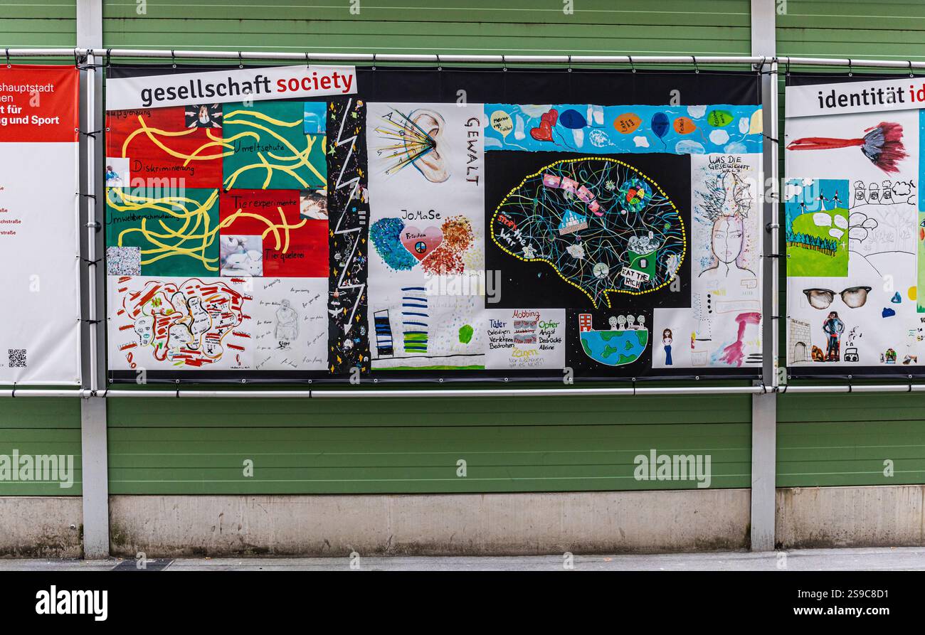München, 5. April 2023: Schülerinnen und Schüler verschiedener Oberschulen in München haben Zeichnungen erstellt, um zu zeigen, wie sie sich die Gesellschaft der Zukunft vorstellen. (Ph Stockfoto