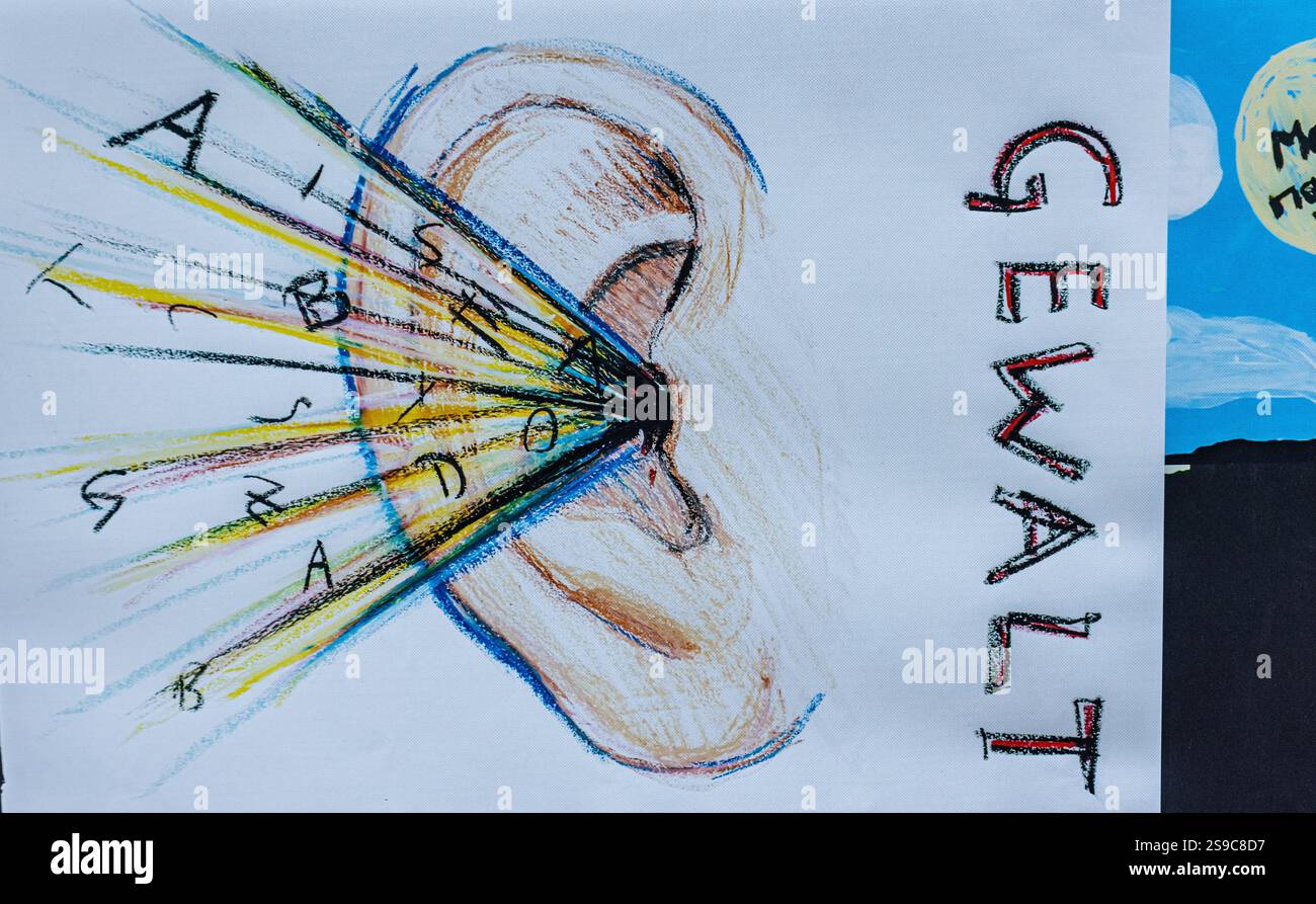 München, 5. April 2023: Schülerinnen und Schüler verschiedener Oberschulen in München haben Zeichnungen erstellt, um zu zeigen, wie sie sich die Gesellschaft der Zukunft vorstellen. (Ph Stockfoto