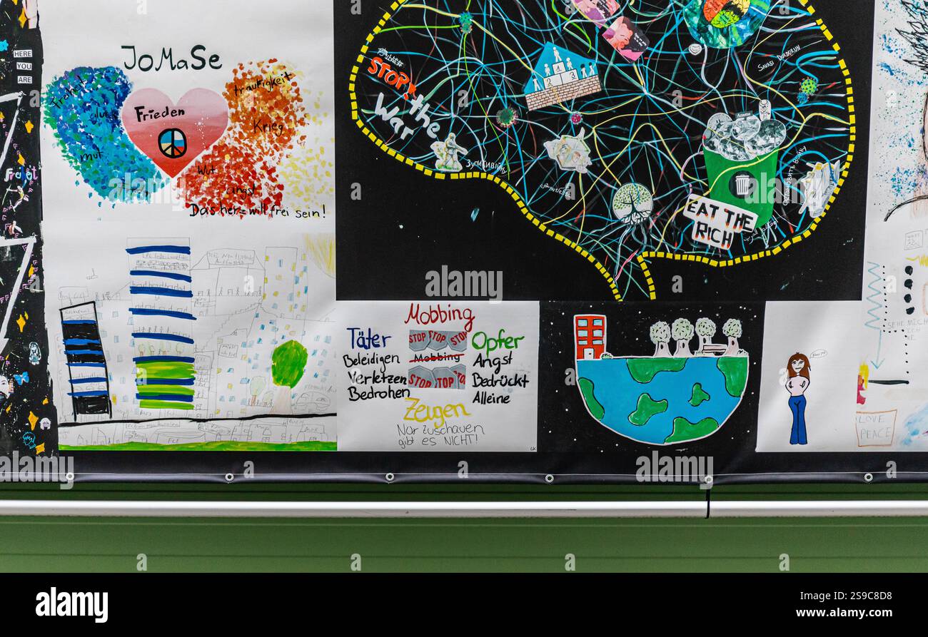 München, 5. April 2023: Schülerinnen und Schüler verschiedener Oberschulen in München haben Zeichnungen erstellt, um zu zeigen, wie sie sich die Gesellschaft der Zukunft vorstellen. (Ph Stockfoto