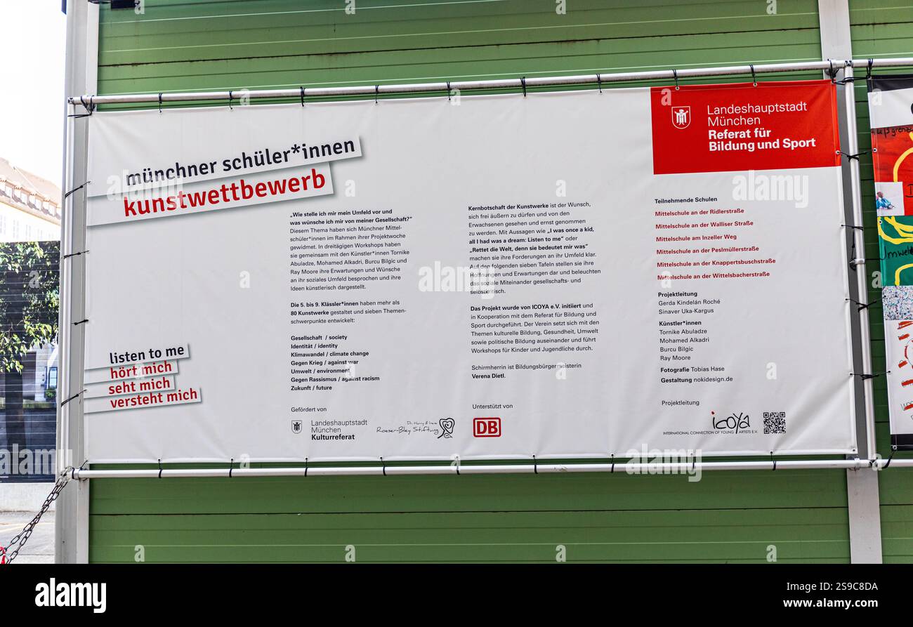 München, 5. April 2023: Schülerinnen und Schüler verschiedener Oberschulen in München haben Zeichnungen erstellt, um zu zeigen, wie sie sich die Gesellschaft der Zukunft vorstellen. (Ph Stockfoto