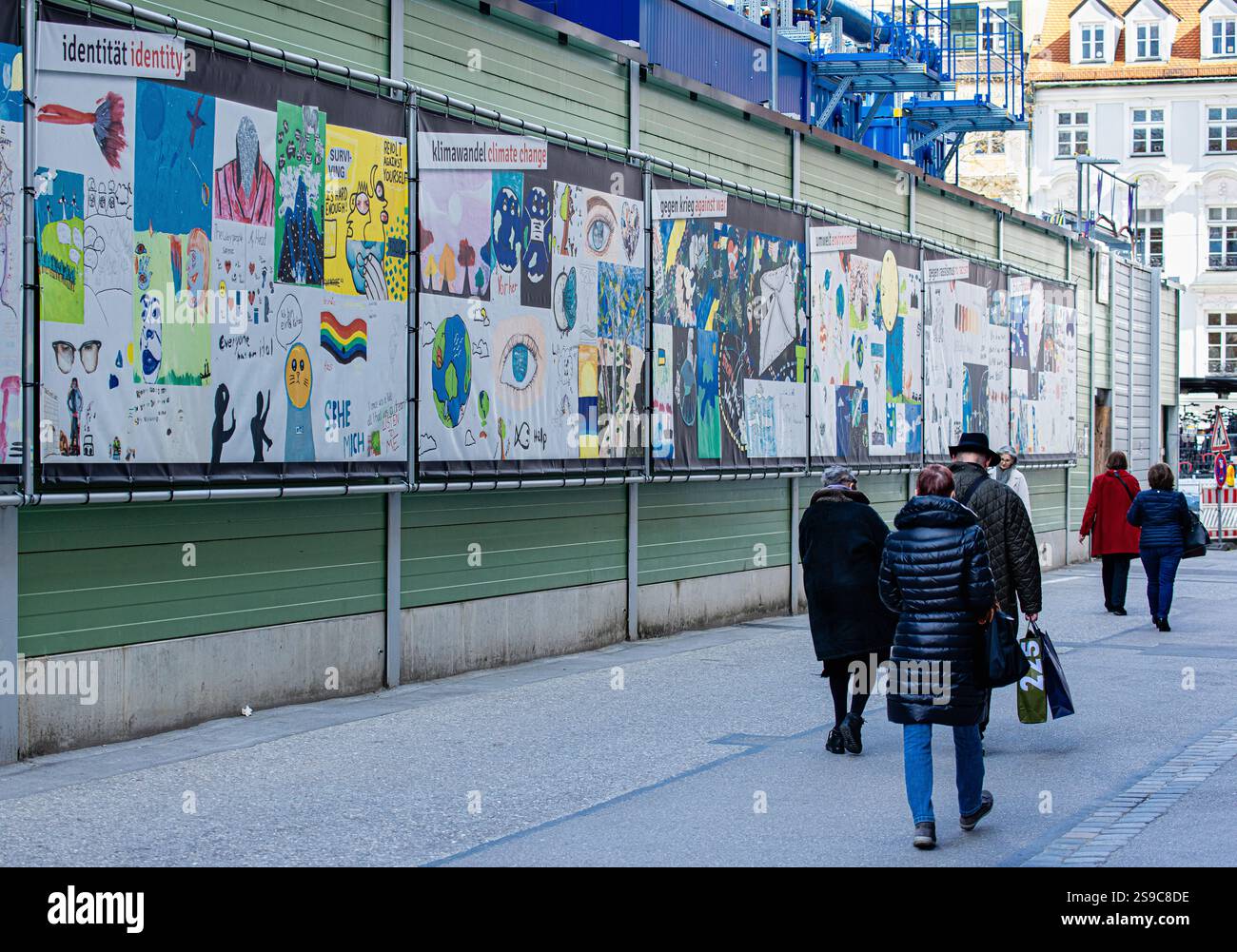 München, 5. April 2023: Schülerinnen und Schüler verschiedener Oberschulen in München haben Zeichnungen erstellt, um zu zeigen, wie sie sich die Gesellschaft der Zukunft vorstellen. (Ph Stockfoto
