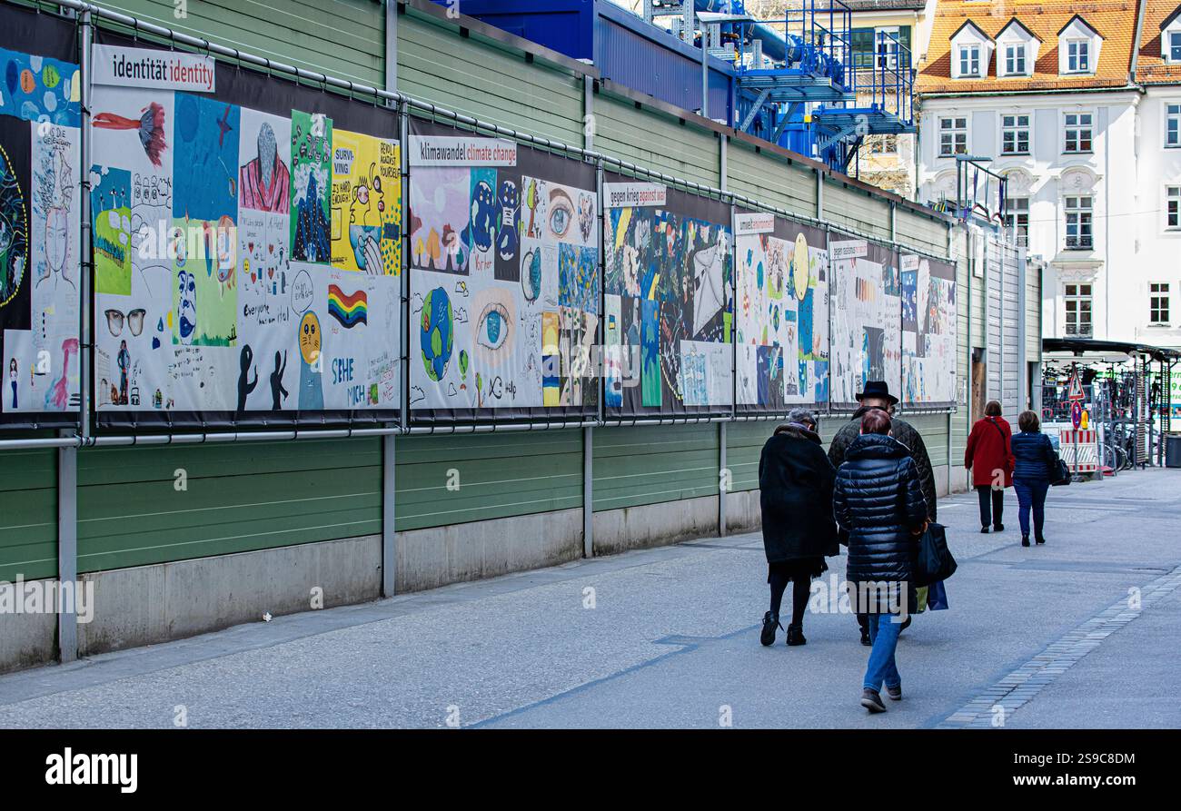 München, 5. April 2023: Schülerinnen und Schüler verschiedener Oberschulen in München haben Zeichnungen erstellt, um zu zeigen, wie sie sich die Gesellschaft der Zukunft vorstellen. (Ph Stockfoto
