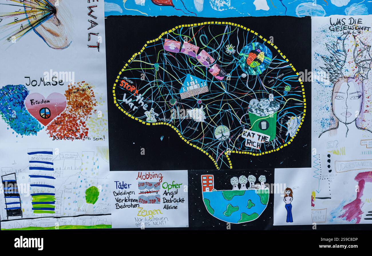 München, 5. April 2023: Schülerinnen und Schüler verschiedener Oberschulen in München haben Zeichnungen erstellt, um zu zeigen, wie sie sich die Gesellschaft der Zukunft vorstellen. (Ph Stockfoto