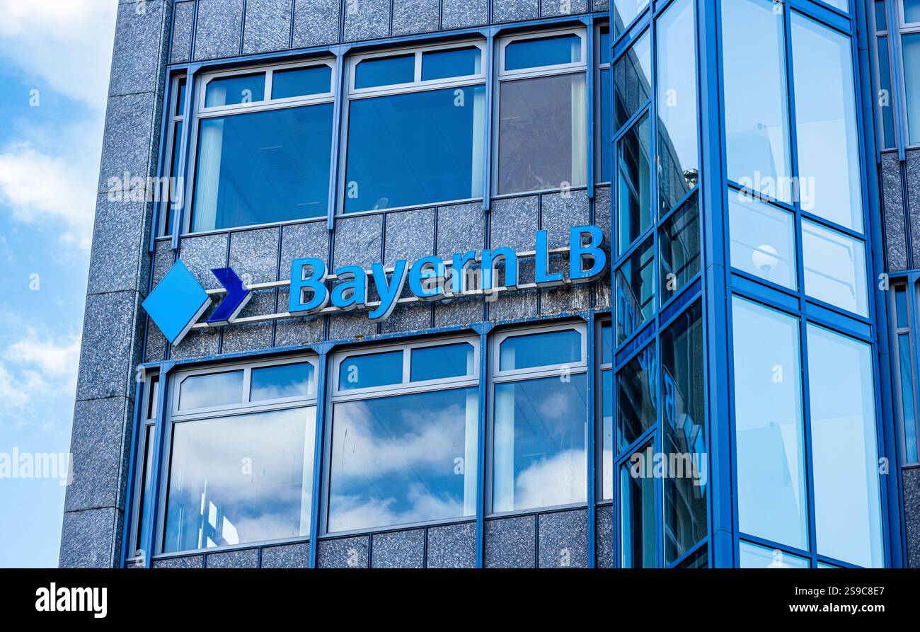 München, 5. April 2023: Logo der Sparkasse Bayern LB am Hauptsitz in der Münchner Innenstadt. (Foto: Andreas Haas/dieBildmanufaktur) Stockfoto