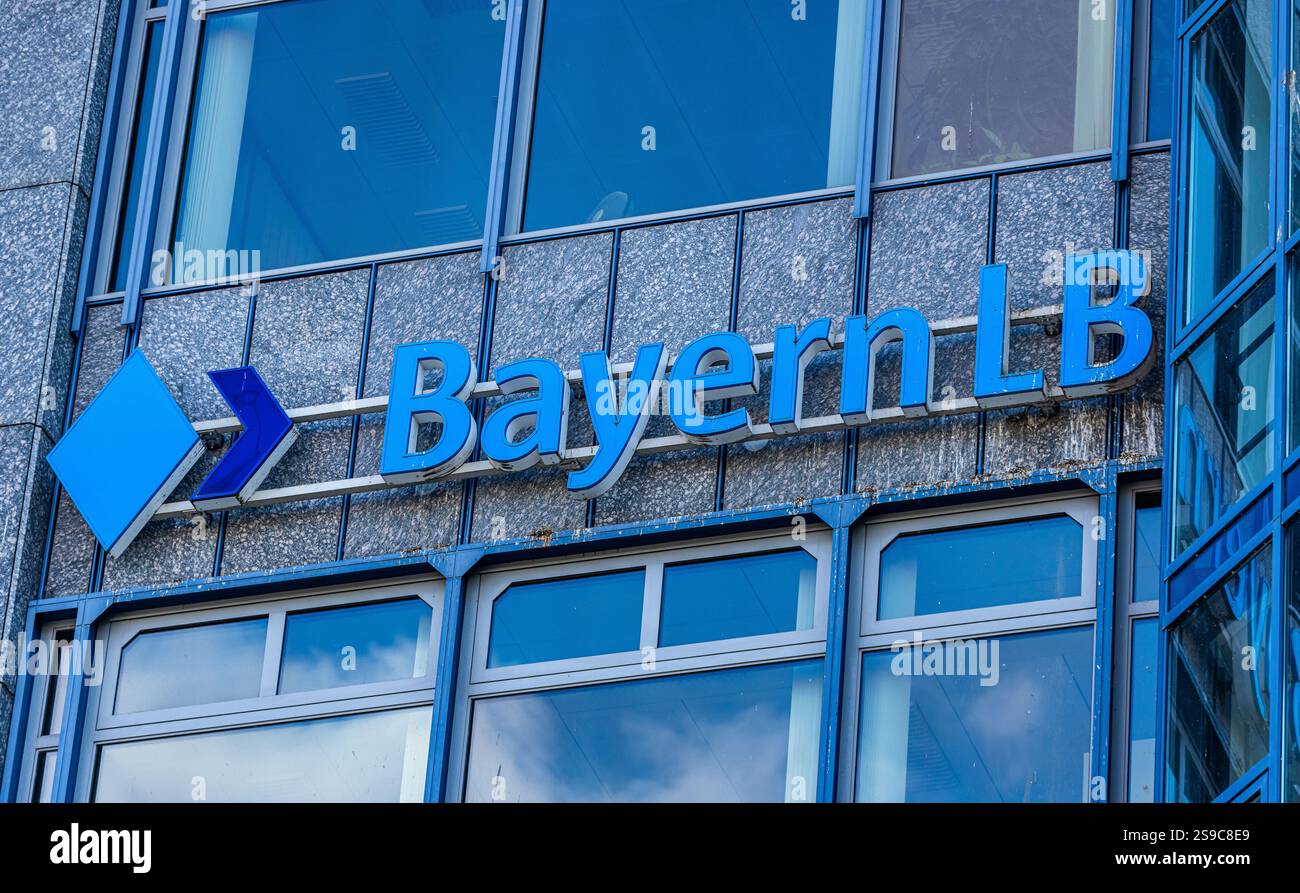 München, 5. April 2023: Logo der Sparkasse Bayern LB am Hauptsitz in der Münchner Innenstadt. (Foto: Andreas Haas/dieBildmanufaktur) Stockfoto