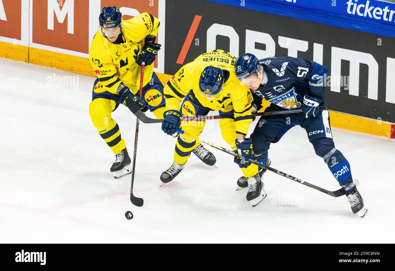 Fribourg, Schweiz, 14. Dezember 2024: Duell zwischen #81 Theodor Lennstrom (Schweden) und #51 Markus Nurmi (Finnland). #43 Tom Nilsson (Schweden) profitiert von einem Stockfoto Fribourg, Schweiz, 14. Dezember 2024: Duell zwischen #81 Theodor Lennstrom (Schweden) und #51 Markus Nurmi (Finnland). #43 Tom Nilsson (Schweden) profitiert von einem Stockfoto