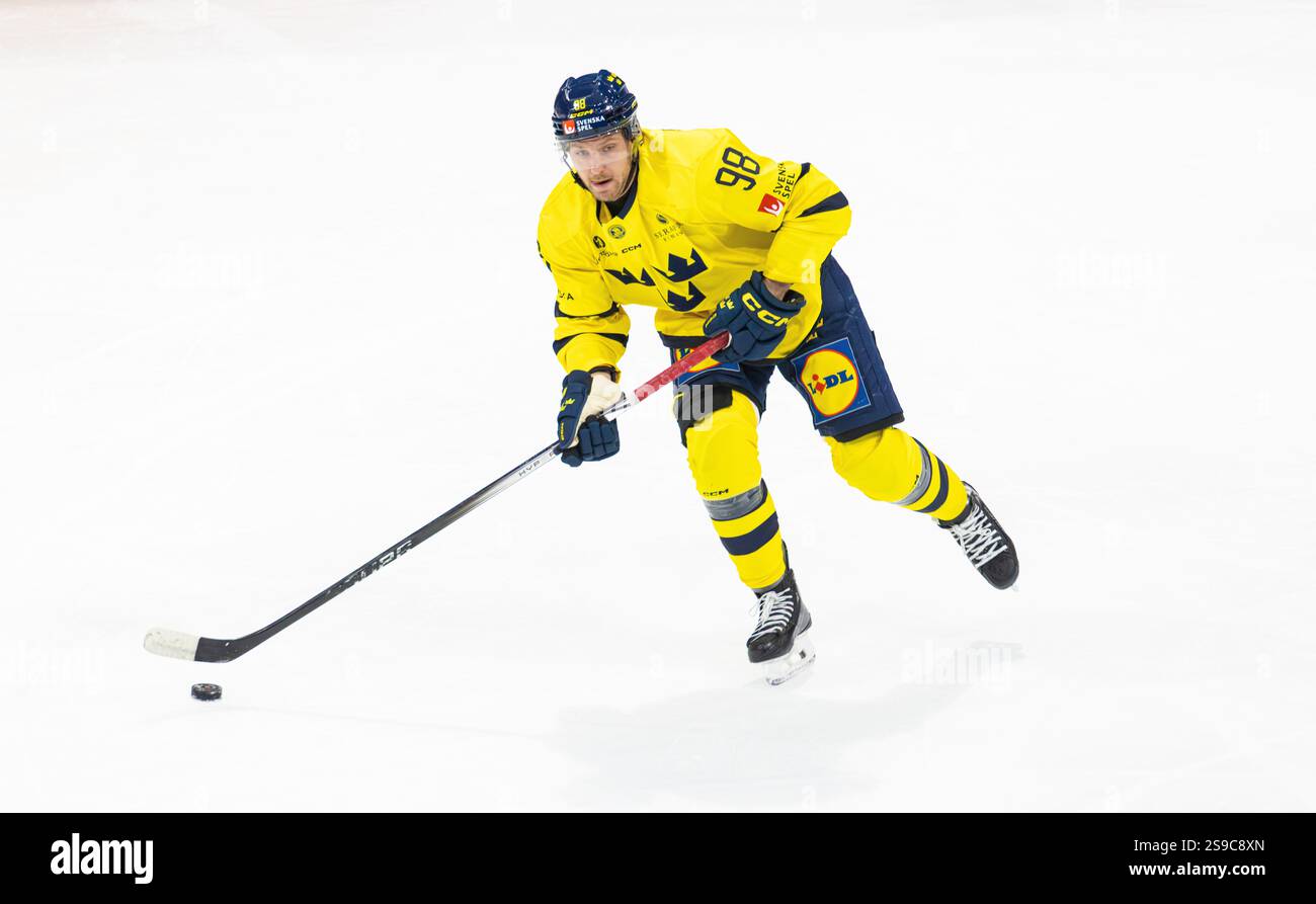 Fribourg, Schweiz, 14. Dezember 2024: #98 Linus Sandin, schwedischer Stürmer mit dem Puck. (Foto: Andreas Haas/dieBildmanufaktur) Stockfoto Fribourg, Schweiz, 14. Dezember 2024: #98 Linus Sandin, schwedischer Stürmer mit dem Puck. (Foto: Andreas Haas/dieBildmanufaktur) Stockfoto