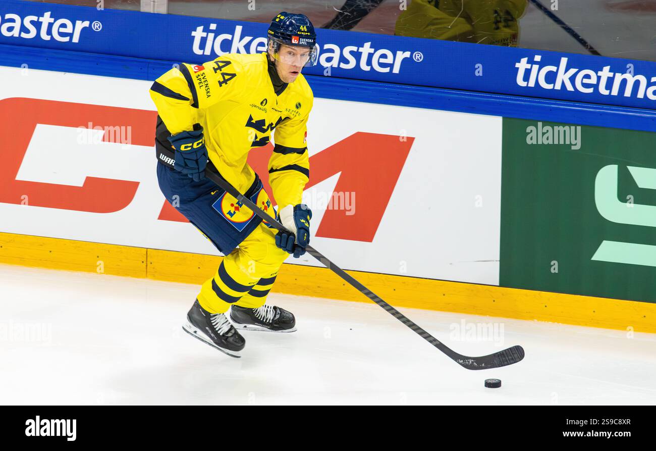 Fribourg, Schweiz, 14. Dezember 2024: #44 Victor Ejdsell, Stürmer der schwedischen Nationalmannschaft mit dem Puck. (Foto: Andreas Haas/dieBildmanufaktur) Stockfoto Fribourg, Schweiz, 14. Dezember 2024: #44 Victor Ejdsell, Stürmer der schwedischen Nationalmannschaft mit dem Puck. (Foto: Andreas Haas/dieBildmanufaktur) Stockfoto