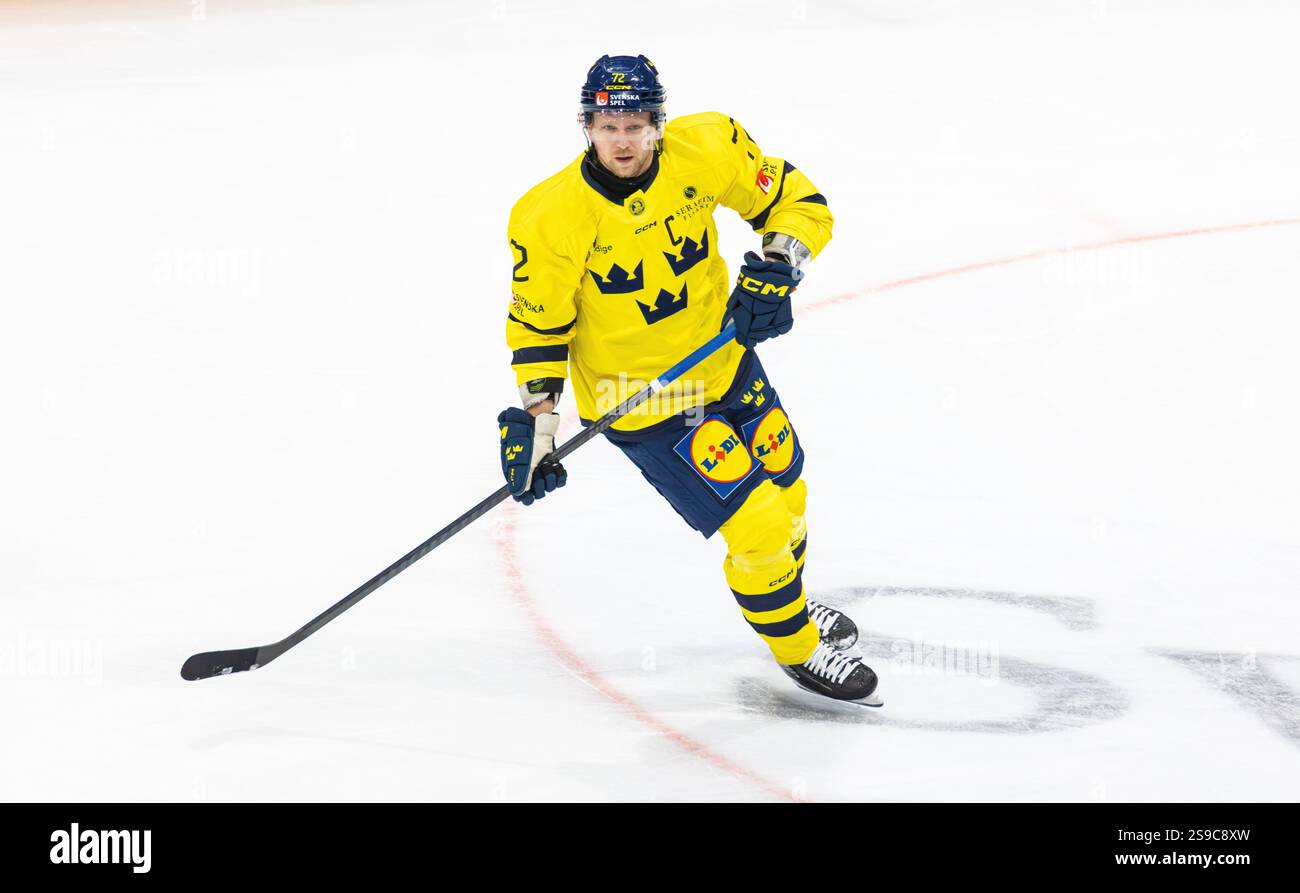 Fribourg, Schweiz, 14. Dezember 2024: #72 Tim Heed, Verteidiger der schwedischen Nationalmannschaft. (Foto: Andreas Haas/dieBildmanufaktur) Stockfoto Fribourg, Schweiz, 14. Dezember 2024: #72 Tim Heed, Verteidiger der schwedischen Nationalmannschaft. (Foto: Andreas Haas/dieBildmanufaktur) Stockfoto