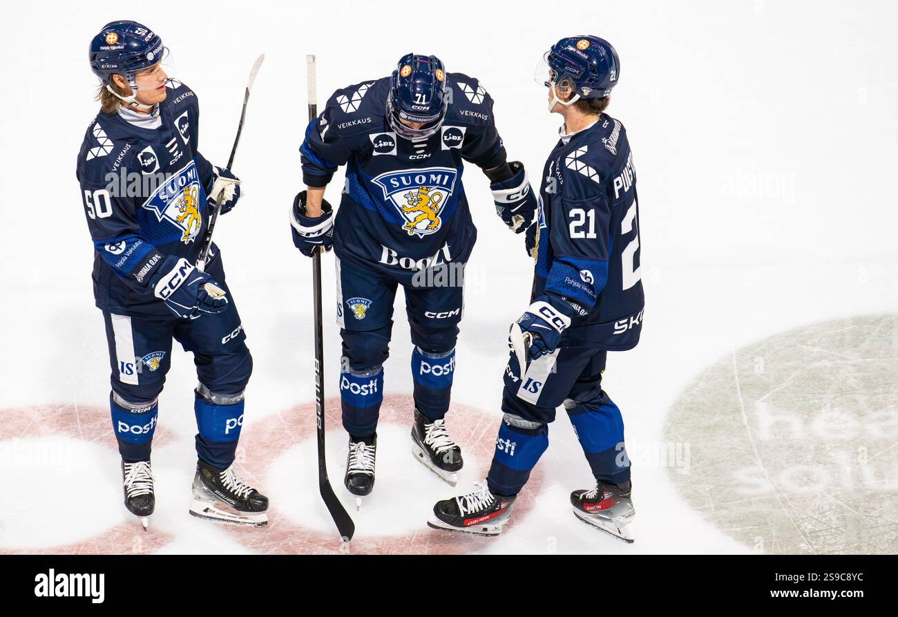 Fribourg, Schweiz, 14. Dezember 2024: Die finnischen Spieler #50 Jusso Rikkola, #71 Kalle Kossila und #21 Patrik Puistola stehen zusammen und diskutieren. (Ph Stockfoto Fribourg, Schweiz, 14. Dezember 2024: Die finnischen Spieler #50 Jusso Rikkola, #71 Kalle Kossila und #21 Patrik Puistola stehen zusammen und diskutieren. (Ph Stockfoto