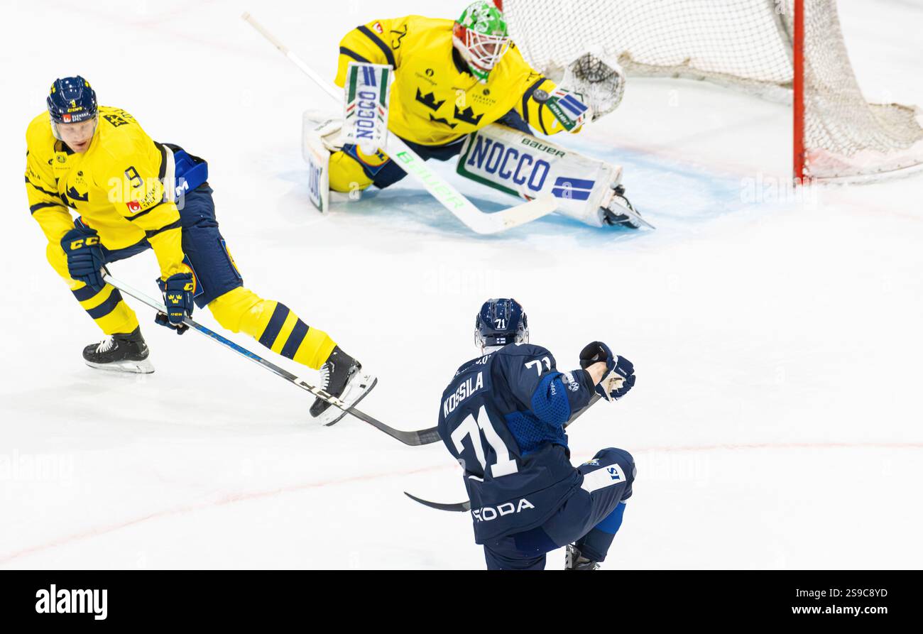 Fribourg, Schweiz, 14. Dezember 2024: In der 13-minütigen Spielzeit erzielt Kalle Kossila (Finnland) mit #71 ein 1:0. Torhüter #75 Arvid Holm und # Stockfoto Fribourg, Schweiz, 14. Dezember 2024: In der 13-minütigen Spielzeit erzielt Kalle Kossila (Finnland) mit #71 ein 1:0. Torhüter #75 Arvid Holm und # Stockfoto