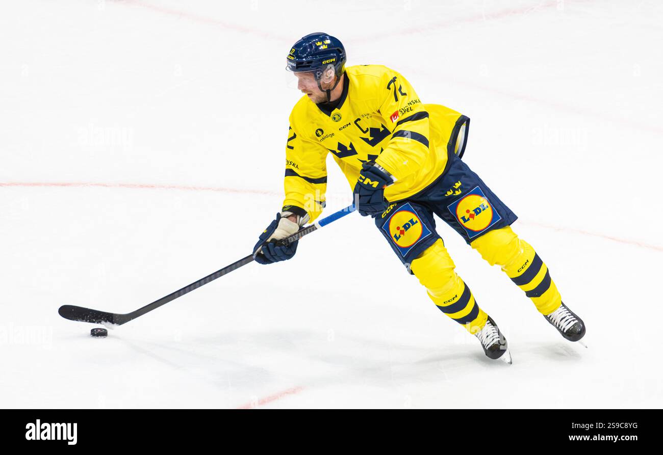 Fribourg, Schweiz, 14. Dezember 2024: #72 Tim Heed, Verteidiger der schwedischen Nationalmannschaft mit dem Puck. (Foto: Andreas Haas/dieBildmanufaktur) Stockfoto Fribourg, Schweiz, 14. Dezember 2024: #72 Tim Heed, Verteidiger der schwedischen Nationalmannschaft mit dem Puck. (Foto: Andreas Haas/dieBildmanufaktur) Stockfoto