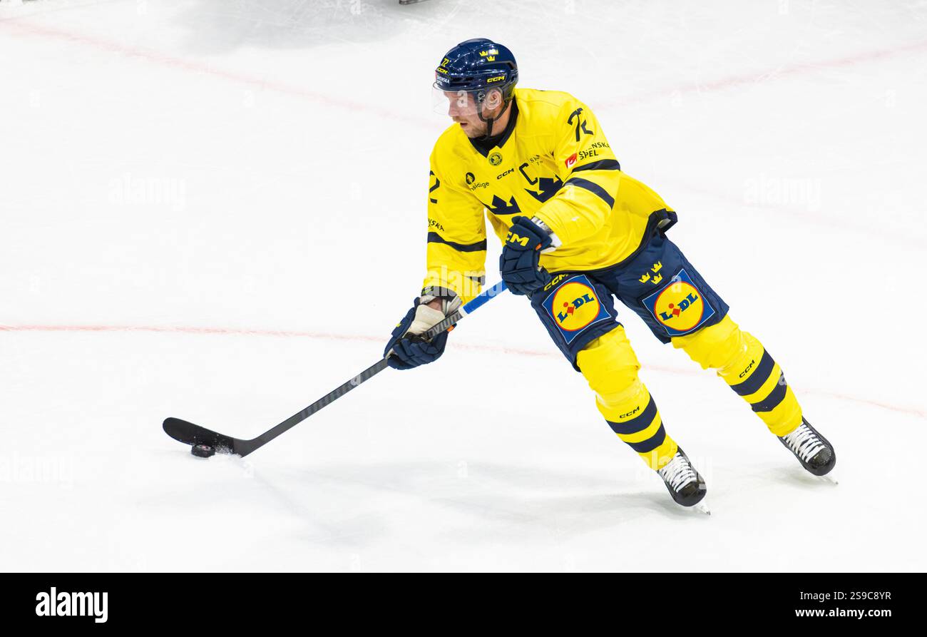 Fribourg, Schweiz, 14. Dezember 2024: #72 Tim Heed, Verteidiger der schwedischen Nationalmannschaft mit dem Puck. (Foto: Andreas Haas/dieBildmanufaktur) Stockfoto Fribourg, Schweiz, 14. Dezember 2024: #72 Tim Heed, Verteidiger der schwedischen Nationalmannschaft mit dem Puck. (Foto: Andreas Haas/dieBildmanufaktur) Stockfoto